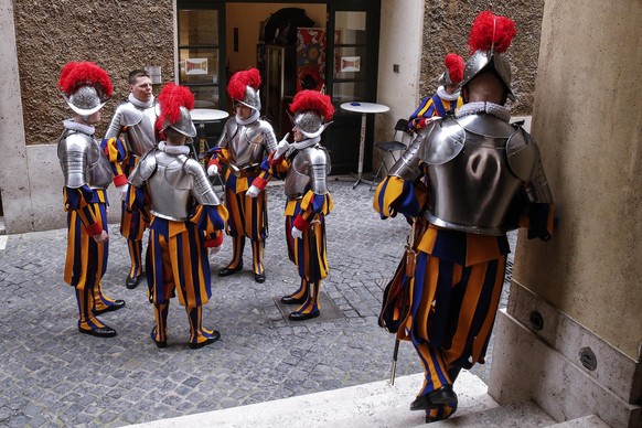 epa06715358 The new recruits of the Vaticans Swiss Guards prepare for the swearing-in ceremony at the Vatican, 06 May 2918. EPA/FABIO FRUSTACI
