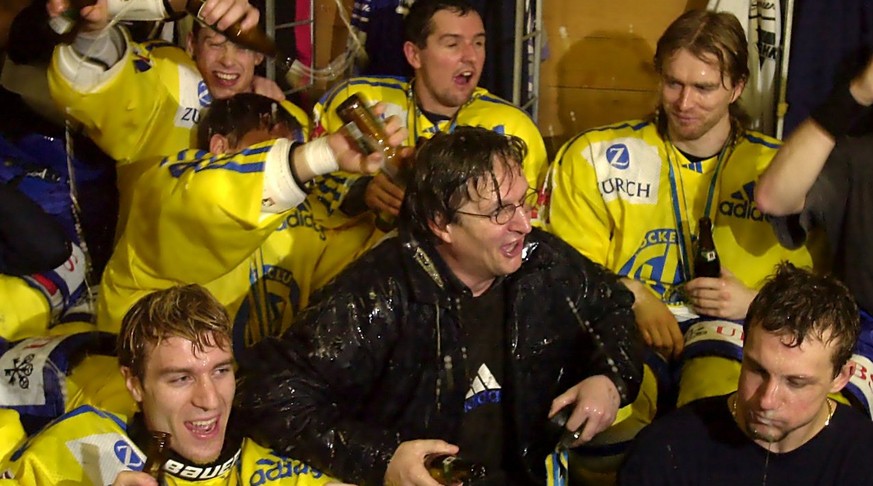 Davos players cheer their Head Coach Arno Del Curto, center, after his team won the Spengler Cup final against Canada Selects, Sunday, December 31, 2000, in Davos, Switzerland. It&#039;s the first tim ...