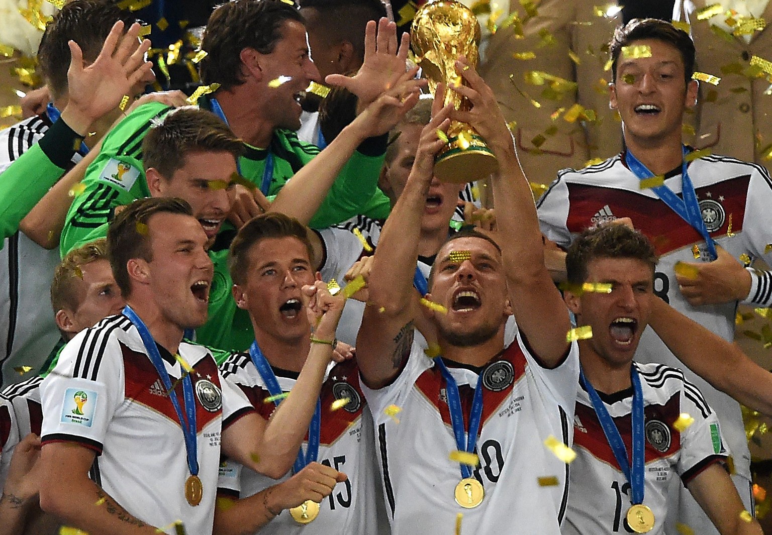 Lukas Podolski stemmt den WM-Pokal in die Höhe.