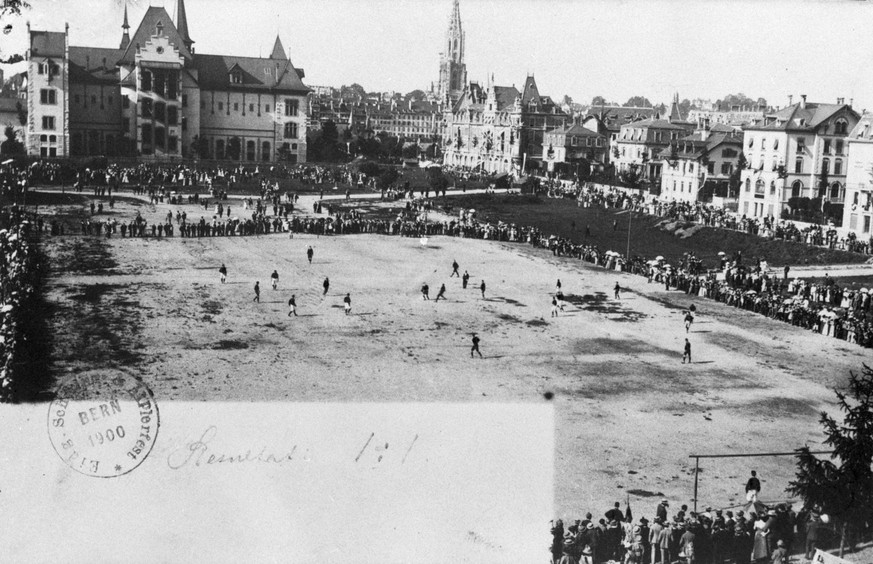 Postkarte des Berner Stadtderbys vom 26. August 1900, als anlaesslich des Eidgenoessischen Schwing- und Aelplerfestes in Bern ein Fussballspiel zwischen den Young Boys und dem FC Bern veranstaltet wur ...