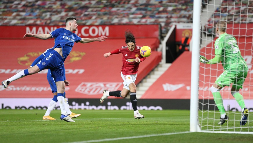 epa08992479 Manchester United&#039;s Edinson Cavani (C) scores the 1-0 goal past Everton goalkeeper Robin Olsen (R) during the English Premier League soccer match between Manchester United and Everton ...