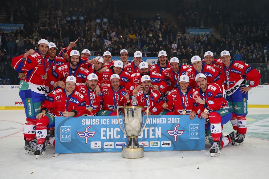 KlotenÕs players pose for a family picture with the Swiss Ice Hockey Cup Trophy after winning the Swiss Ice Hockey Cup final game between EHC Kloten and Geneve-Servette HC, at the SWISS Arena ice stad ...