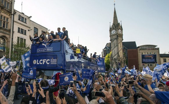 epa05310644 Players and staff of Leicester Football Club with the English Premier League trophy during a parade through the streets of Leicester, Britain, 16 May 2016. EPA/WILL OLIVER