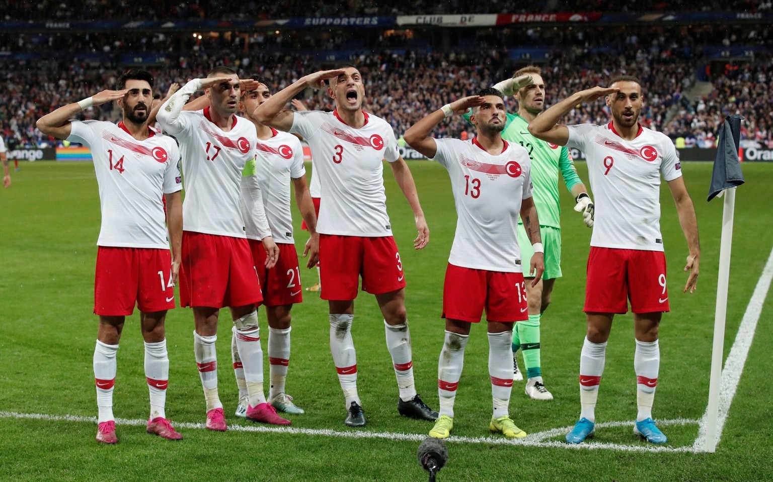 Die türkischen Spieler feiern den 1:1-Ausgleich gegen Frankreich mit dem Soldatengruss.