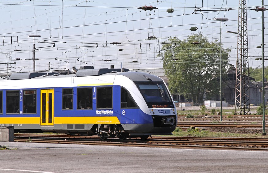 Ein Zug der Nord-West-Bahn: Am Sonntag entgleiste eine Bahn wegen eines Stahlträgers auf den Gleisen.