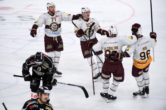 Ginevra&#039;s players celebrate the score 1-2 during the preliminary round game of National League A (NLA) Swiss Championship 2019/20 between HC Lugano and HC Ginevra Servette at the ice stadium Corn ...