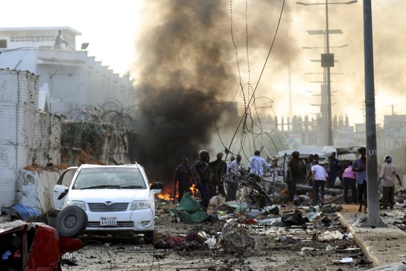 epa07153715 Security officers gather at the scene of explosions outside a hotel in Mogadishu, Somalia, 09 November 2018. Media reports say at least 10 people were killed after twin car bombs exploded  ...