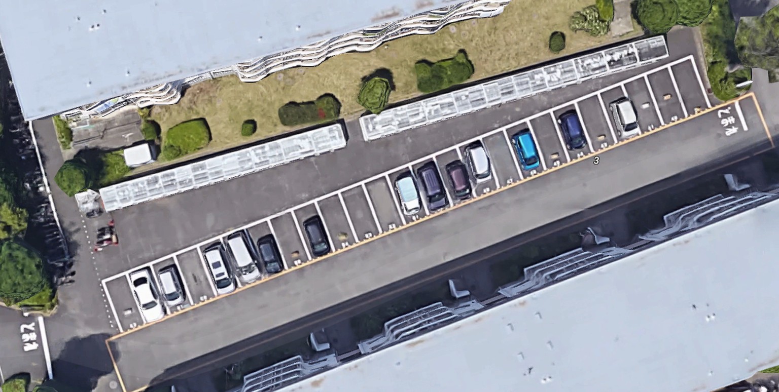 Ein x-beliebiger Parkplatz in Japan. Sämtliche Autos wurden rückwärts parkiert (ja, wir haben auch andere Parkplätze gesehen, mit vorwärts parkierten Autos. Trotzdem eindrücklich).