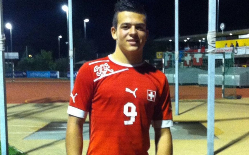 Lorenzo Gonzalez (16) posiert im Dress der Schweizer U16-Nationalmannschaft.