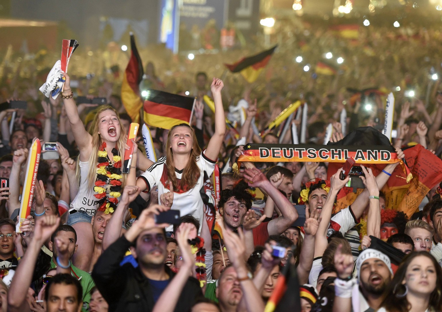 Geschafft! Deutschland ist Weltmeister!&nbsp;Zehntausende jubeln auf der 1,2 Kilometer langen Fanmeile am Brandenburger Tor in Berlin.