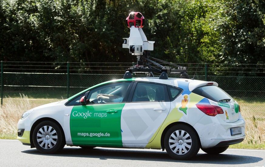 ARCHIV - 05.07.2018, Niedersachsen, Hannover: Ein Fahrzeug von Google Maps mit einer 360-Grad Kamera auf dem Dach fährt über die Autobahn A2. Google Maps wird 15 Jahre alt (zum 8. Februar). (Zu dpa &q ...
