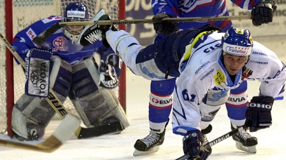 Ambri-Stuermer Daniel Marois, Mitte im Vordergrund, fliegt am 20. Oktober 2000 im NLA Eishockeyspiel zwischen Ambri-Piotta und und Kloten in der Valascia-Eishalle von Ambri waagrecht in der Luft, nach ...