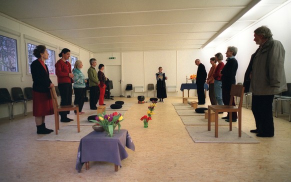 Glaeubige beten im Container, der als provisorischer Andachtsraum vor der Stauffacher Kirche hergerichtet wurde, aufgenommen am 28. Februar 2003. Waehrend der Renovationsarbeiten an der Stauffacher Ki ...