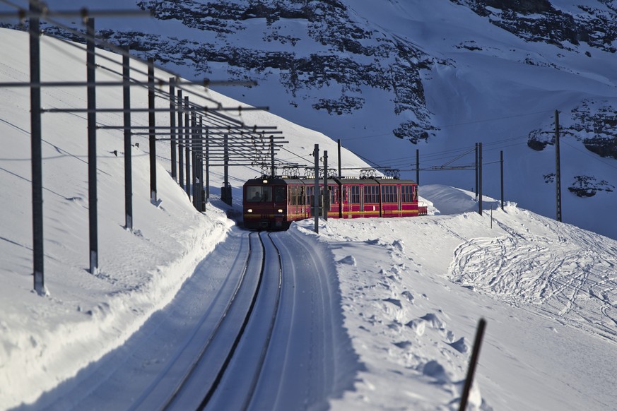 ARCHIVBILD ZUR JAHRESBILANZ 2017 DER JUNGFRAUBAHN -- A train of the Jungfraubahn Railway on its way to the top, pictured on January 11, 2012, in the canton of Berne, Switzerland. (KEYSTONE/Martin Ruet ...