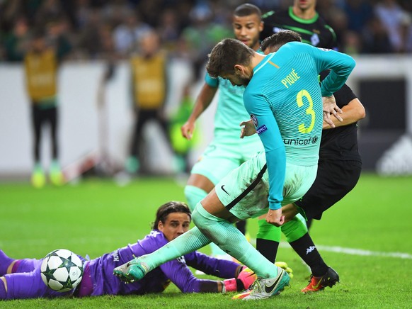 epa05560960 Barcelona&#039;s Gerard Pique (R) scores the winning goal against Moenchengladbach&#039;s goalkeeper Yann Sommer (L) during the UEFA Champions League group C soccer match between Borussia  ...