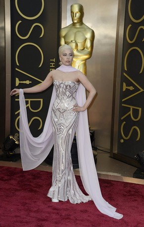 Gaga bei den Oscars 2014: Was steckt hinter ihren Finanzgebaren?