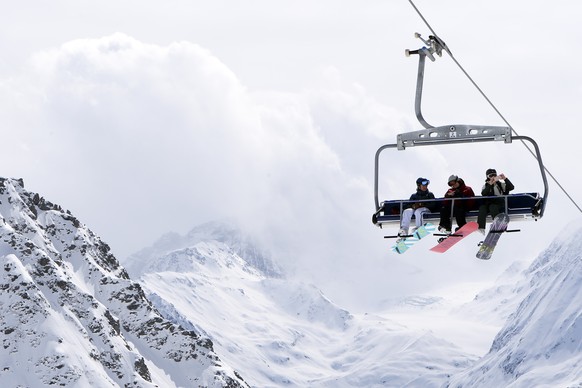 People on a chairlift enjoy the good condition on the Verbier&#039;s slopes in Verbier, Switzerland, this Friday, March 30, 2018. (KEYSTONE/Anthony Anex)