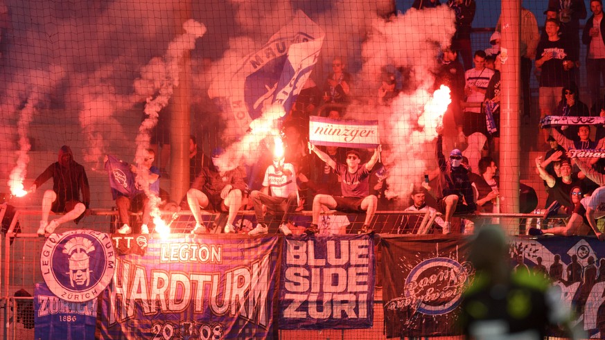 Les supporters zuerichois encouragent leur equipe avec des torches lors de la rencontre de football de Super League entre le FC Lausanne-Sport, LS, et le Grasshopper Club Zuerich, GC, ce samedi 28 avr ...