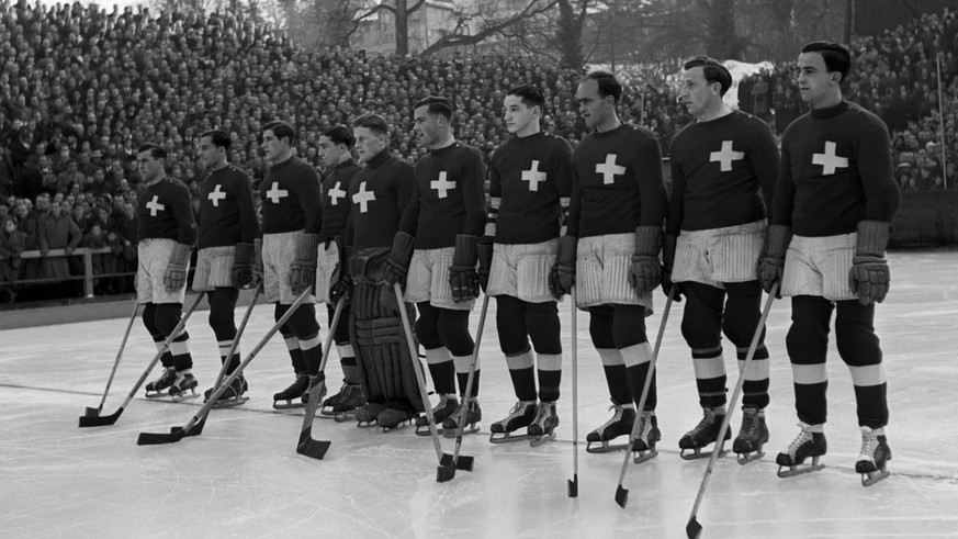 Die Schweizer vor dem Spiel um Platz 3 an der Eishockey-Weltmeisterschaft 1939 in Basel, aufgenommen am 5. Maerz 1939. Von links nach rechts sind Hugo Mueller, Reto Delnon, Bibi Torriani, Pic Cattini, ...