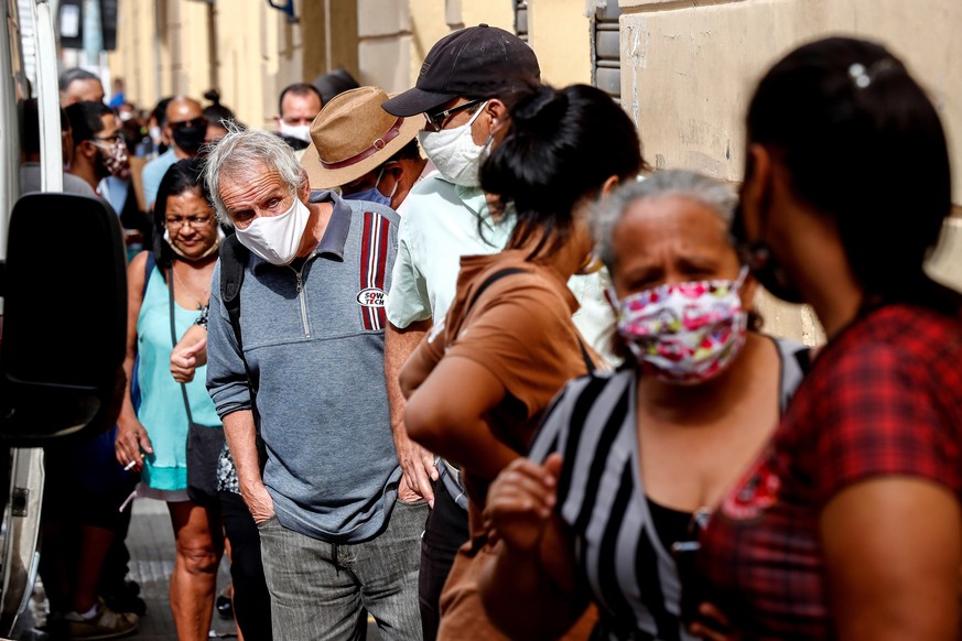 epa08477735 Clients wait to enter a market, in Sao Paulo, Brazil, 10 June 2020. Sao Paulo, the most populous city in Latin America, continued this Wednesday with the de-escalation of coronavirus restr ...