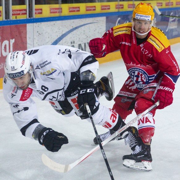 HC Lugano Verteidiger Romain Loeffel, links, gegen SC Rapperswil-Jona Lakers PostFinance Top Scorer Kevin Clark waehrend dem Eishockey-Meisterschaftsspiel der National League zwischen den SC Rapperswi ...