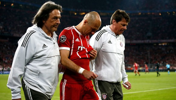 epa06692711 Bayern&#039;s Arjen Robben (C) leaves the pitch after picking up an injury during the UEFA Champions League semi final, first leg soccer match between Bayern Munich and Real Madrid at the  ...