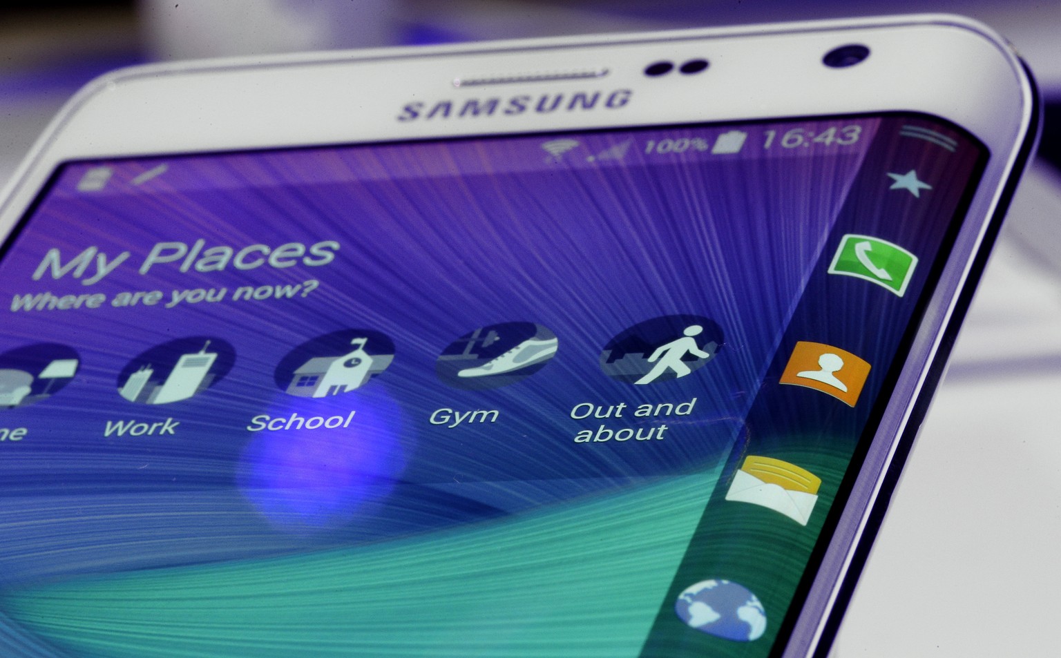 Das neue Galaxy Note Edge: Samsung nutzt den abgewinkelten Teil des Bildschirms wie ein zweites Display.&nbsp;