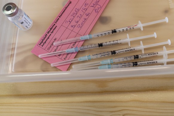 Spritzen und ein Flaeschchen mit dem Moderna Impstoff gegen Coronavirus, COVID-19, sowie den Angaben zur impfenden Person stehen im ersten Impf Drive-In der Schweiz bereit, am Dienstag, 8. Juni 2021 i ...