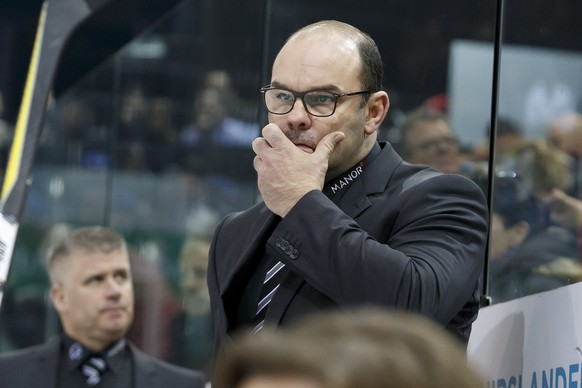 Geneve-Servette&#039;s Head coach Craig Woodcroft gestures, during a National League regular season game of the Swiss Championship between Geneve-Servette HC and EHC Kloten, at the ice stadium Les Ver ...