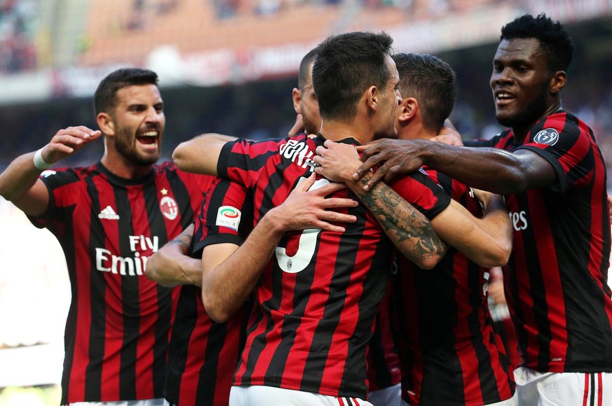 epa06210152 Milan players celebrate their 1-0 lead during the Italian Serie A soccer match between AC Milan and Udinese Calcio at Giuseppe Meazza stadium in Milan, Italy, 17 September 2017. EPA/MATTEO ...