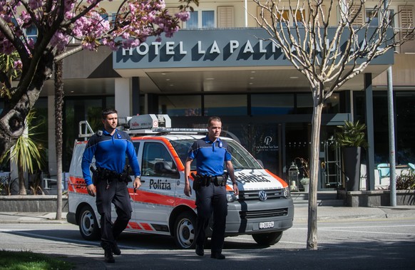 Zwei Polizeibeamte vor dem Hotel La Palma au Lac, am Dienstag, 9. April 2019, in Muralto, Kanton Tessin. Im Hotel wurde die Leiche einer Frau gefunden. (KEYSTONE/TI-PRESS/Samuel Golay)