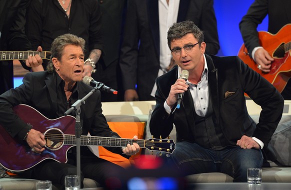 Rekordgast Peter Maffay (links) singt im Januar 2014 mit dem österreichischen Schauspieler Hans Sigl bei «Wetten, dass..?»