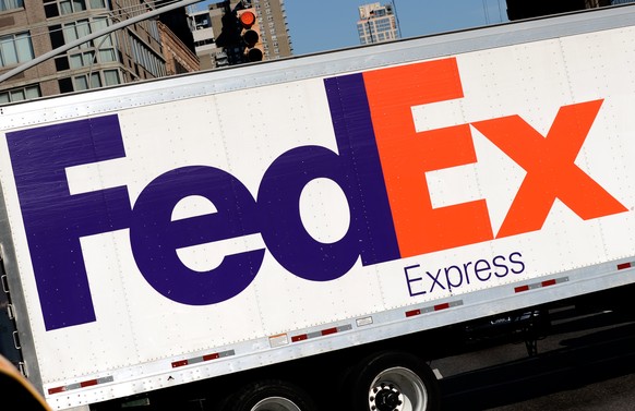 epa06396512 (FILE) - A general view of the FedEx company brand sign pictured on a truck in New York, New York, USA, 25 November 2013 (reissued 18 December 2017). US multinational courier delivery serv ...