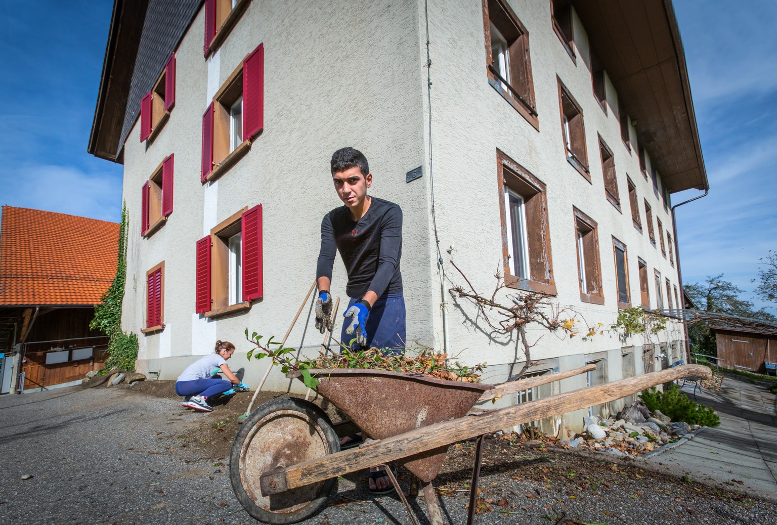 39 Plätze bietet die Asylunterkunft in Beinwil, 37 sind bereits belegt – zwei Asylsuchende bei der Gartenarbeit vor dem «Huus uf dr Weid».