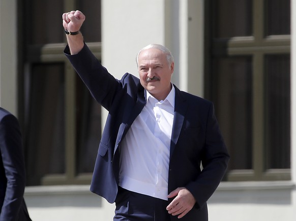 Alexander Lukaschenko, Pr�sident von Belarus (Wei�russland) gr��t seine Anh�nger bei einer Kundgebung auf dem Unabh�ngigkeitsplatz. Foto: Dmitri Lovetsky/AP/dpa