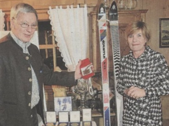 Pamela Behr stiftet dem FIS-Skimuseum im allgäuischen Fischen ein Paar ihrer 2,06 m langen Slalom-Skier von einst.