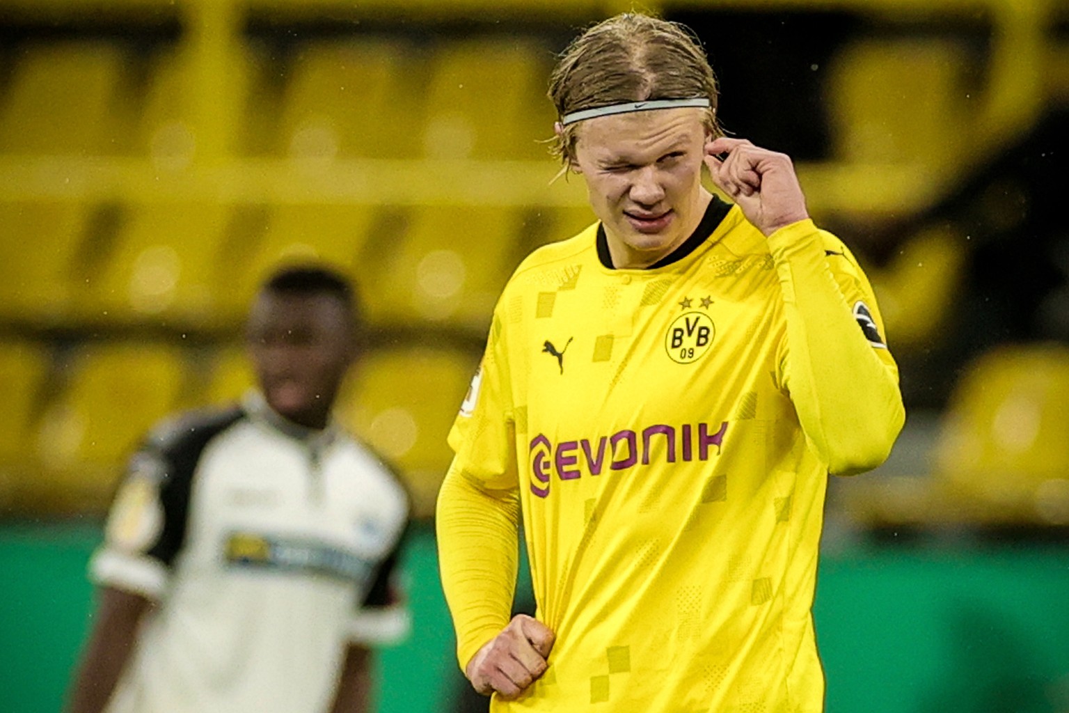 epaselect epa08982713 Dortmund&#039;s Erling Haaland reacts after scoring the 3-2 lead during the German DFB Cup round of 16 soccer match between Borussia Dortmund and SC Paderborn 07 in Dortmund, Ger ...