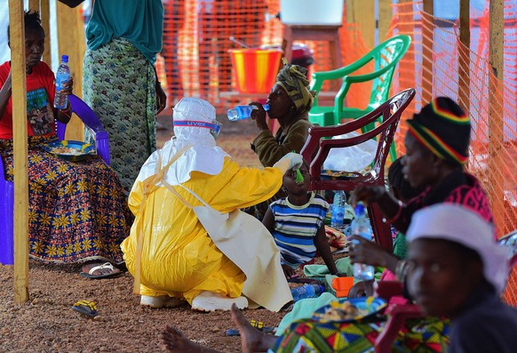 Ein Mitarbeiter von Médecins Sans Frontières betreut Ebola-Opfer in Kailahun, Sierra Leone.
