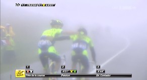 Alberto Contador (r.) verabschiedet sich im Nebel von seinem Helfer und gibt auf.