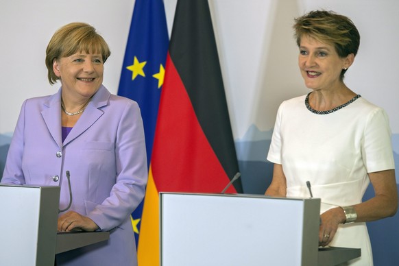 epa04910766 German Chancellor Angela Merkel (L) and Swiss Federal President Simonetta Sommaruga (R) deliver a press conference in Bern, Switzerland, 03 September 2015. Chancellor Merkel is on an one d ...