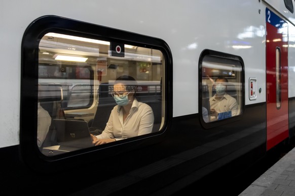 Reisende mit Schutzmasken in einem Zug am Bahnhof SBB in Basel, am Montag, 6. Juli 2020. Das Schutzkonzept gegen das Coronavirus wurde angepasst: Alle Reisenden muessen in oeffentlichen Verkehrsmittel ...