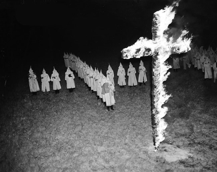 Aggressives Ritual: Klan-Mitglieder 1939 vor einem Feuerkreuz in Tampa, Florida.&nbsp;