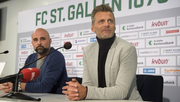 Giorgio Contini, Trainer des FC St. Gallen, links, und Alain Sutter, der neue Sportchef des FC St. Gallen, aufgenommen am Mittwoch, 3. Januar 2018, in St. Gallen. (KEYSTONE/Gian Ehrenzeller)