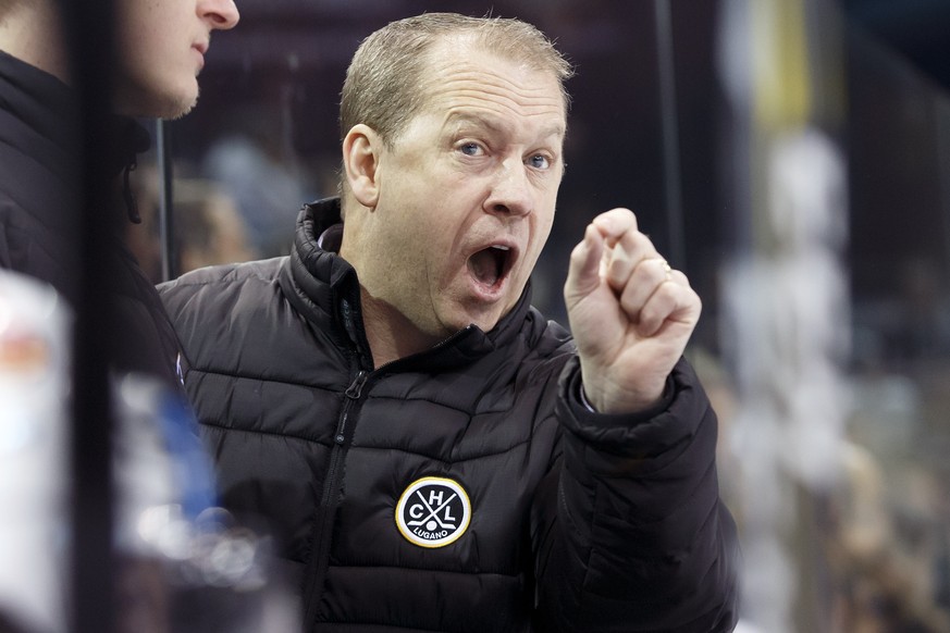 The new Lugano&#039;s Head coach Greg Ireland talks to his players, during the game of National League A (NLA) Swiss Championship between Geneve-Servette HC and HC Lugano, at the ice stadium Les Verne ...