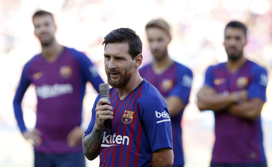 FC Barcelona&#039;s Lionel Messi talks to the crowd ahead of the Joan Gamper trophy friendly soccer match between FC Barcelona and Boca Juniors at the Camp Nou stadium in Barcelona, Spain, Wednesday,  ...
