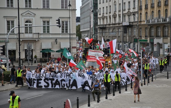 Auch auf den Strassen Warschaus: Kundgebung gegen die Aufnahme von 2000 Flüchtlingen.