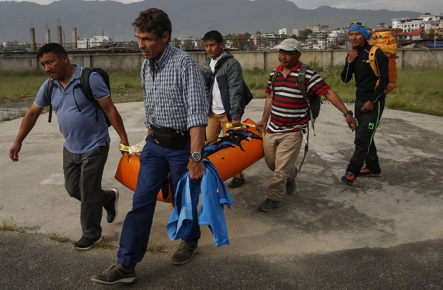epa05936800 People carry the dead body of Swiss climber Ueli Steck after it was brought at Helipad of Teaching Hospital in Kathmandu, Nepal, 30 April 2017. Media reports on 30 April state that Swiss A ...