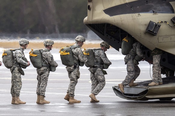 epa04481006 (FILE) Paratroopers of the US Army enter a helicopter at the training area in Grafenwoehr, Germany, 10 February 2014. The United States is sending up to 1,500 more soldiers in non-combat r ...