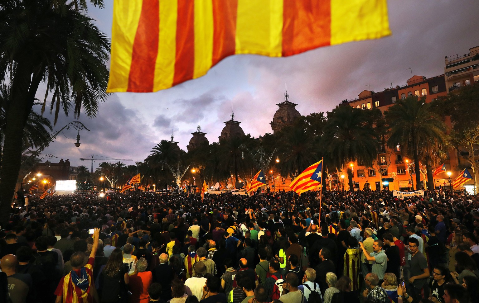 epa06257593 Thousands of people listen to the announcement of the Catalan President Carles Puigdemont in the regional Parliament, in Barcelona, Spain, 10 October 2017. Puigdemont has proposed to suspe ...