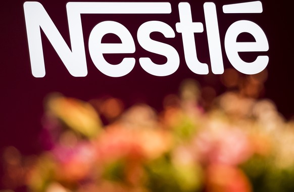 ARCHIVBILD ZUM ERGEBNIS VON NESTLE --- A logo is pictured during the general meeting of the world&#039;s biggest food and beverage company, Nestle Group, in Lausanne, Switzerland, Thursday, April 11,  ...